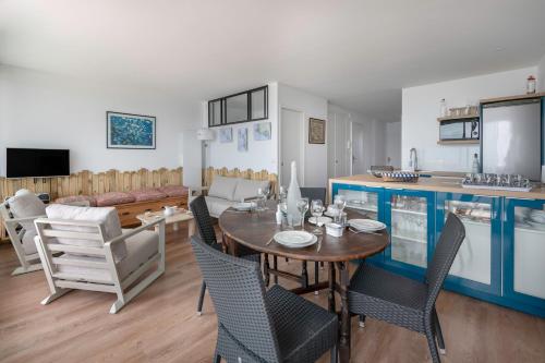 une cuisine et un salon avec une table et des chaises dans l'établissement Appartement pour 6, vue mer à 40m de la plage, à La Baule
