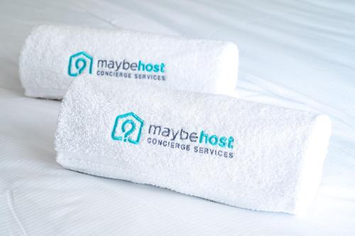 une pile de serviettes blanches assises sur un lit dans l'établissement B057-Beau studio Carré D'Or & Proche de la Mer Cannes, à Cannes