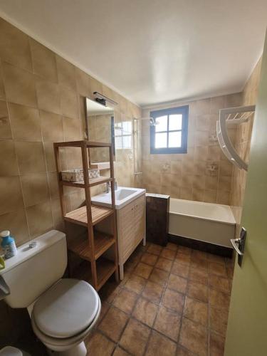 une salle de bain avec toilettes, lavabo et baignoire dans l'établissement Maison de Vacances Rayons de soleil, à Notre-Dame-de-Monts