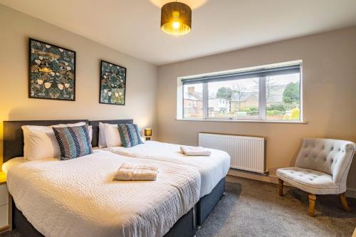 Ένα ή περισσότερα κρεβάτια σε δωμάτιο στο Modern home - great facilities-J26 M1 near IKEA