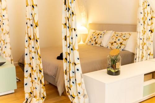 - une chambre avec un lit et des rideaux dans l'établissement Apt loft luxueux et design, à Eymet