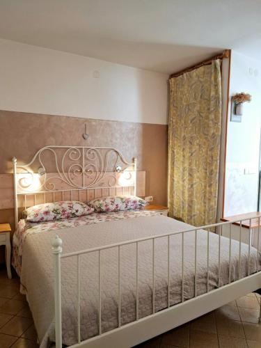 una camera da letto con un letto grande con una struttura del letto bianca di House Kate a Rovigno (Rovinj)