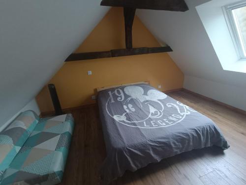 une chambre avec un lit dans un grenier dans l'établissement L'échappée belle de l'Aubrac, à Saint-Chély-dʼAubrac