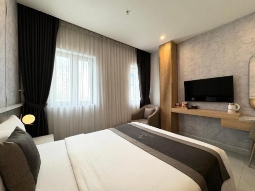 Habitación de hotel con cama y TV de pantalla plana. en LION 3 HOTEL, en Can Tho