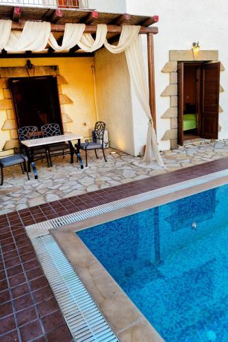 Kolam renang di atau dekat dengan Olympia Villas