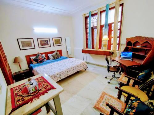 ニューデリーにあるLutyen's Delhi Neighbourhood Prime Stayのベッドルーム1室(ベッド1台、デスク、デスク付)
