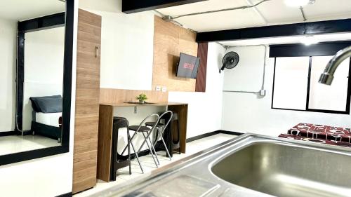 a small kitchen with a tub in a tiny house at Malibu loft hotel in Medellín