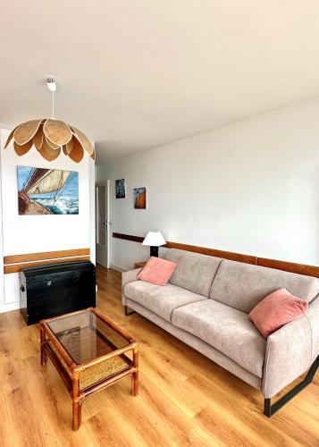 un salon avec un canapé et une table basse dans l'établissement Joli appartement avec vue imprenable sur la baie des Sables - 4 pers, à Les Sables-dʼOlonne