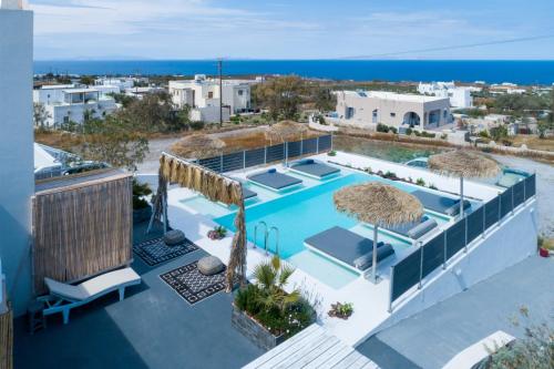 una vista aérea de una villa con piscina en Nalu Suites, en Fira