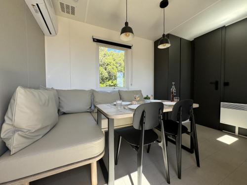 Le Laurier, mobil-home climatisé avec vue sur mer