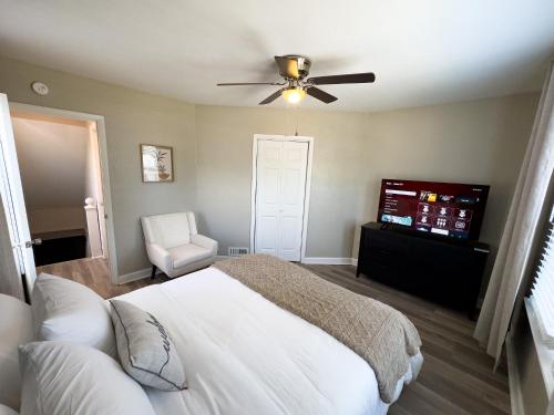 Katil atau katil-katil dalam bilik di Portsmouth 2BR 1BA Getaway