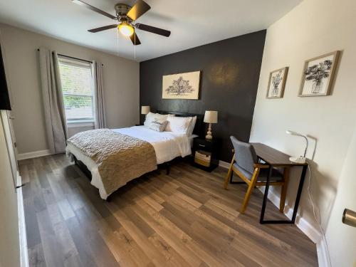 Katil atau katil-katil dalam bilik di Portsmouth 2BR 1BA Getaway
