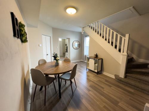 Ruang duduk di Portsmouth 2BR 1BA Getaway