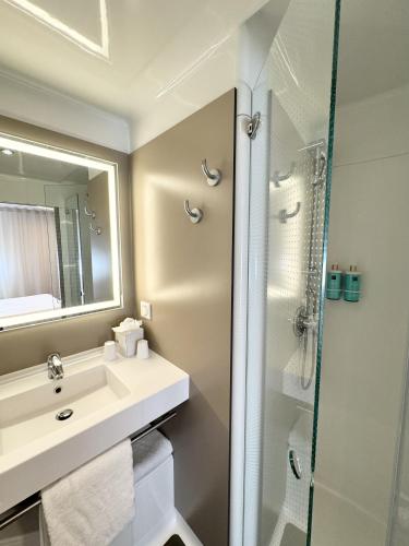 une salle de bain avec un lavabo et une douche dans l'établissement Novotel Suites Rouen Normandie, à Rouen