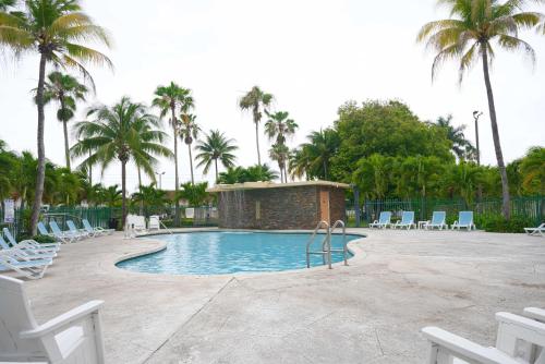 Бассейн в Fairway Inn Florida City Homestead Everglades или поблизости