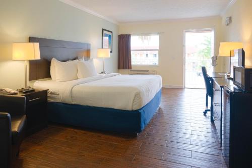 Кровать или кровати в номере Fairway Inn Florida City Homestead Everglades