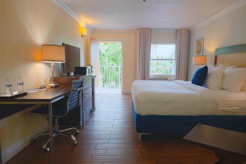 Кровать или кровати в номере Fairway Inn Florida City Homestead Everglades