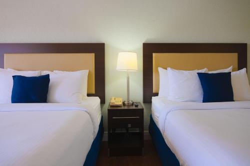 Кровать или кровати в номере Fairway Inn Florida City Homestead Everglades