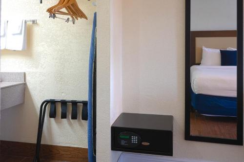 Кровать или кровати в номере Fairway Inn Florida City Homestead Everglades