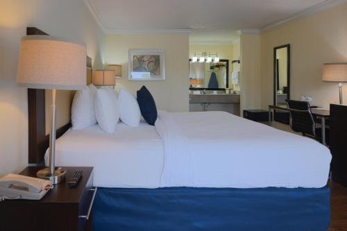 Кровать или кровати в номере Fairway Inn Florida City Homestead Everglades