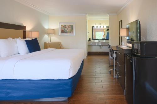 Кровать или кровати в номере Fairway Inn Florida City Homestead Everglades