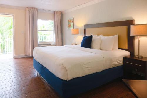 Кровать или кровати в номере Fairway Inn Florida City Homestead Everglades