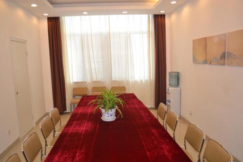 a conference room with a long table and chairs at Jinjiang Inn Wuxi Meicun in Wuxi