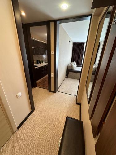 Marijas ielas apartamenti في فالميرا: غرفة مطلة على غرفة نوم مع مرآة