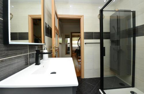 uma casa de banho com um lavatório e um chuveiro em Apartment Sanja Kolovare Beach em Zadar