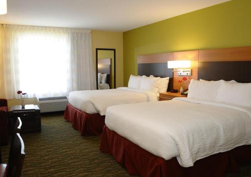 um quarto de hotel com duas camas e uma janela em TownePlace Suites Redding em Redding
