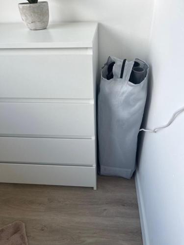 a white dresser with a bag next to a drawer at Apartment Tonelli in Ledenitzen