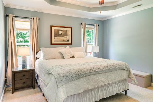 Katil atau katil-katil dalam bilik di Sneads Ferry Home Close to Beaches and Boat Ramp!