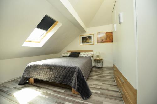 um quarto com uma cama e uma clarabóia em Apartment Sanja Kolovare Beach em Zadar