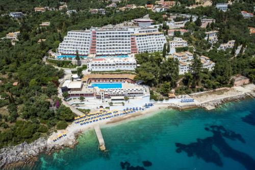 una vista aerea di un resort sulla spiaggia di Sunshine Corfu Hotel And Spa a Nisakion