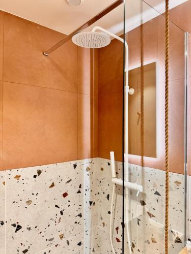 une salle d'escalade avec un mur d'escalade dans l'établissement La Villa Archipel Royan Suites & Pool Tennis, à Saint-Sulpice-de-Royan