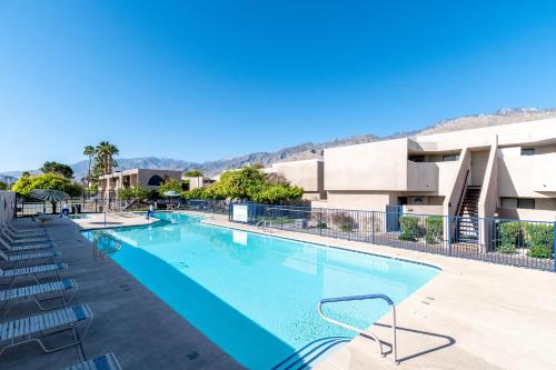 duży basen przed budynkiem w obiekcie Vista Mirage Resort w mieście Palm Springs