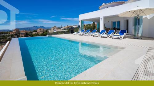 Πισίνα στο ή κοντά στο SolHabitat Villa Cumbre del Sol