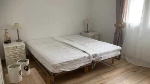 - une chambre avec un lit, 2 tables de nuit et une fenêtre dans l'établissement Les Ocres, à Amélie-les-Bains-Palalda