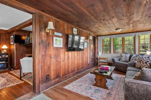 a living room with a couch and a tv at 39 Jefferson Shores Bourne - Vacation Bliss on Buttermilk Bay in Buzzards Bay