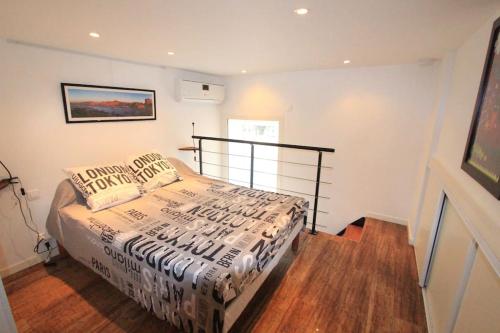 une chambre avec un lit dans une pièce dans l'établissement Confortable Studio Carré d'OR 2Pers, rez-de-chaussée, à Marseille