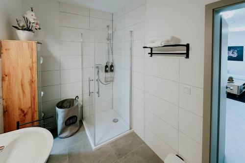 Ένα μπάνιο στο MODERNE Wohnung in Limburg