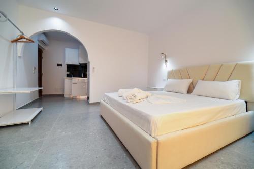 a bedroom with a large white bed in a room at Vila Dena in Vlorë