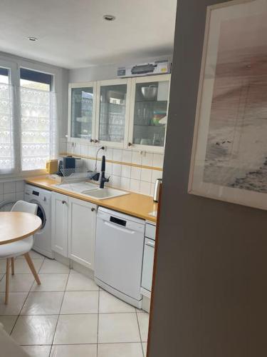une cuisine avec un évier et un lave-vaisselle dans l'établissement Appartement entier climatisé - parking privé, à Saint-Martin-dʼHères