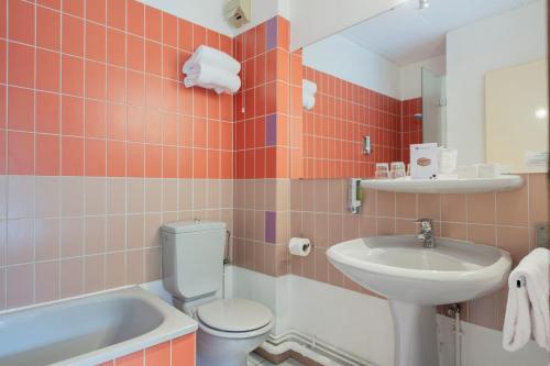 a bathroom with a sink and a toilet and a tub at Hôtel Restaurant La Vallée Noble, proche Eguisheim Colmar in Soultzmatt