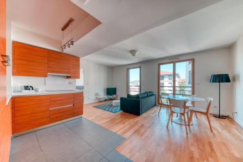 une cuisine et un salon avec une table et des chaises dans l'établissement GuestReady - Bel Appartement Croix-Rousse, à Lyon