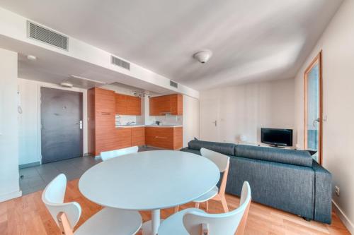 un salon avec une table et un canapé dans l'établissement GuestReady - Bel Appartement Croix-Rousse, à Lyon