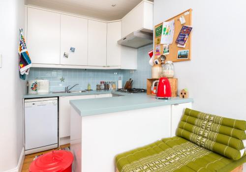 cocina con silla verde en King's Road - 425, en Edimburgo