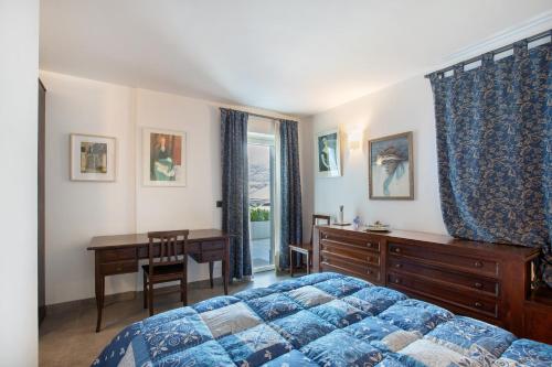 a bedroom with a bed and a desk and a window at Residence soleluna - Appartamento Orsa Minore in Roisan