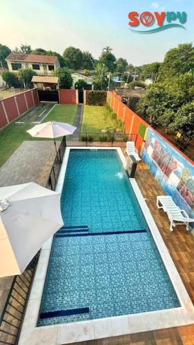 an empty swimming pool with an umbrella and an umbrella at Sublime y moderno alojamiento in Barrio San Isidro (2)