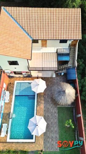 an overhead view of a swimming pool with umbrellas at Sublime y moderno alojamiento in Barrio San Isidro (2)